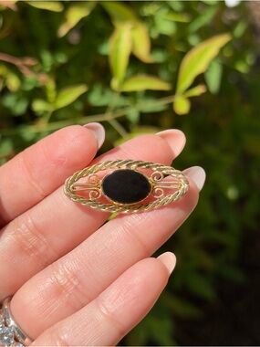 Vintage winard 12k GF brooch with onyx stone